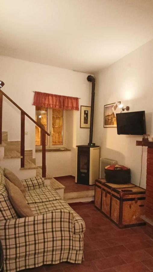 La Casa Di Sally Pitigliano Bagian luar foto